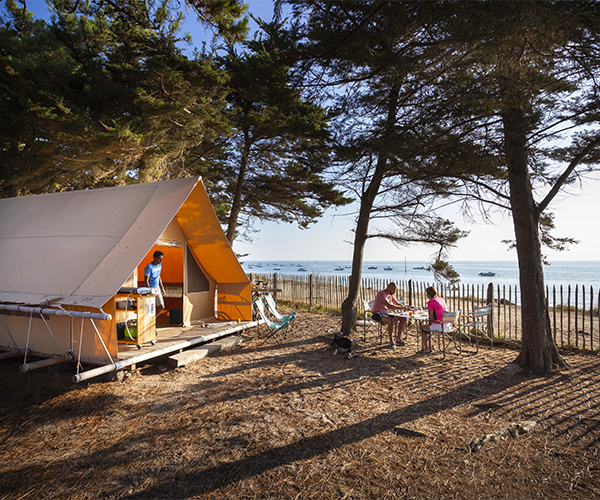 huttopia camping noirmoutier hebergements tentes toiles bois bord de mer